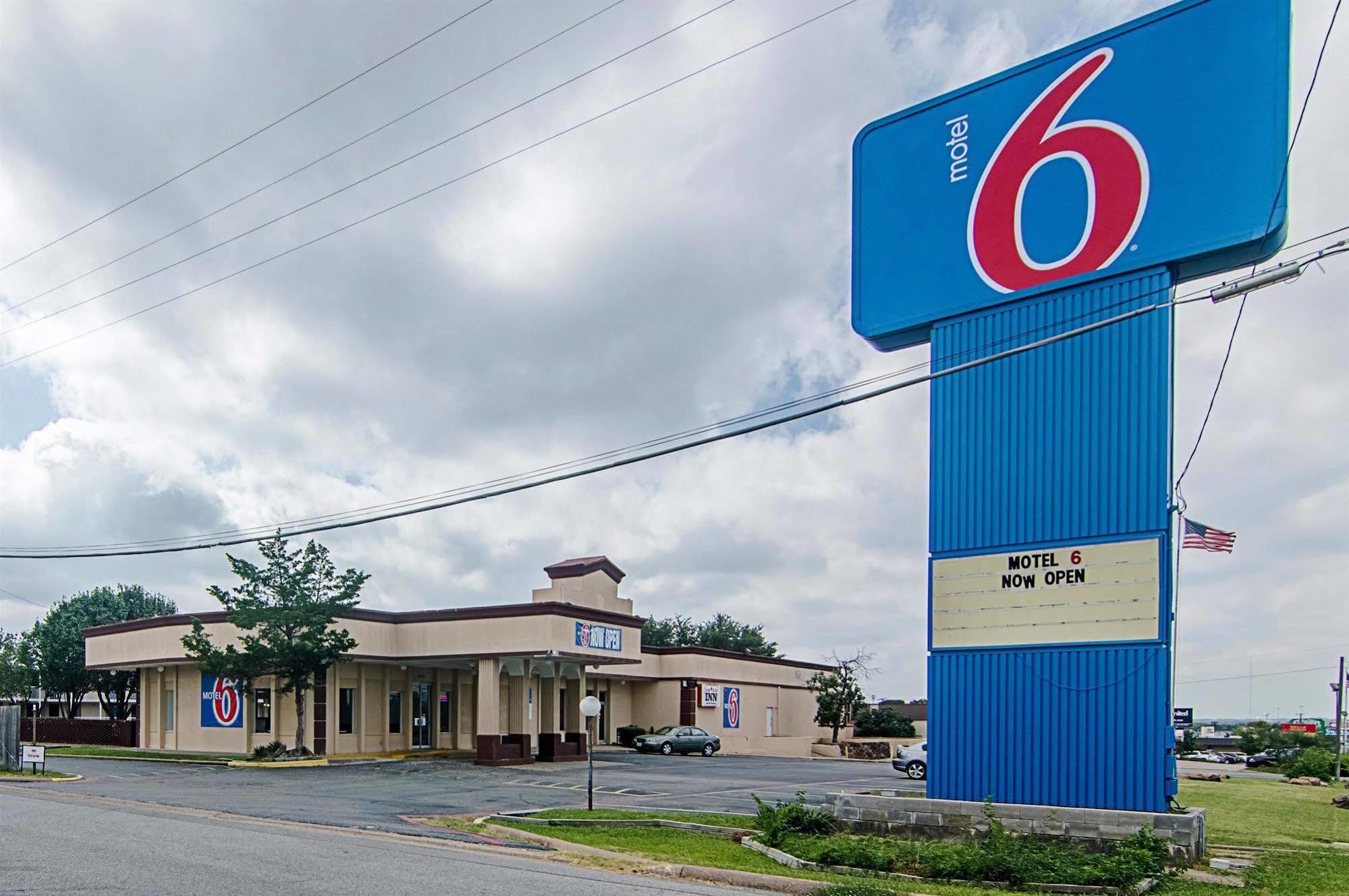 6 Sherman, Tx Hotel 2*