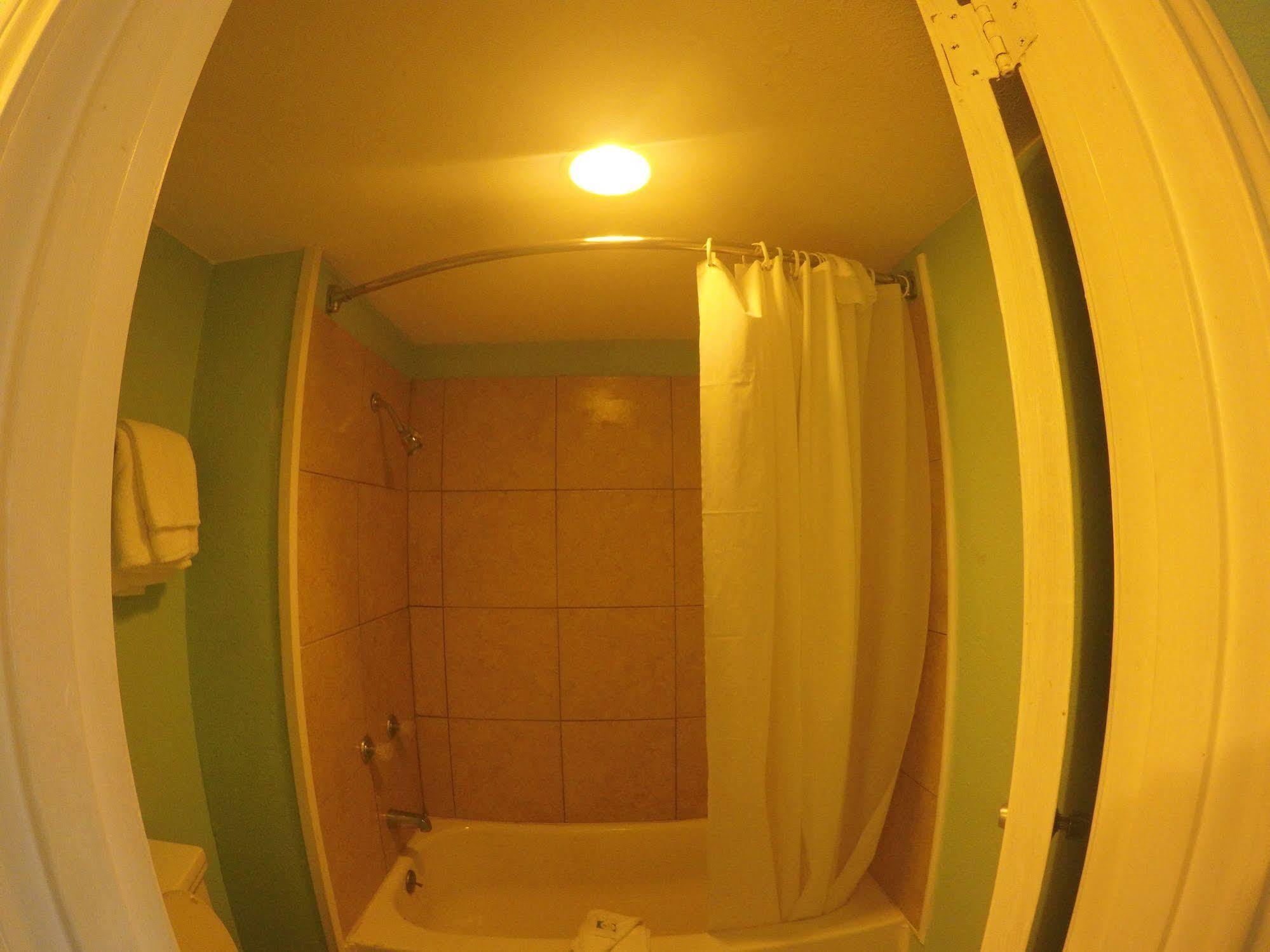6 Sherman, Tx Hotel 2*